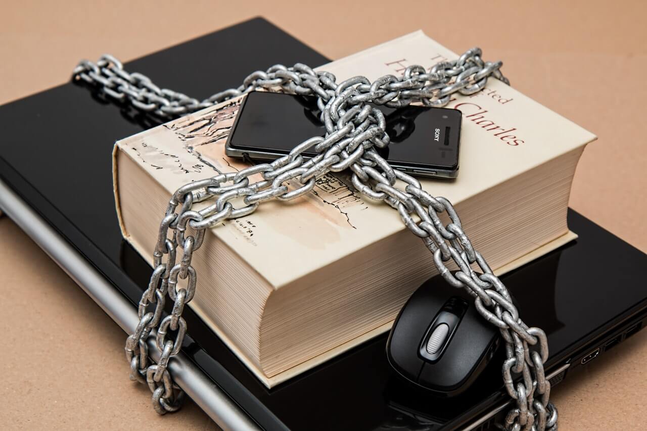 devices and data looked with chain for blog post about single sign on for hr software security 